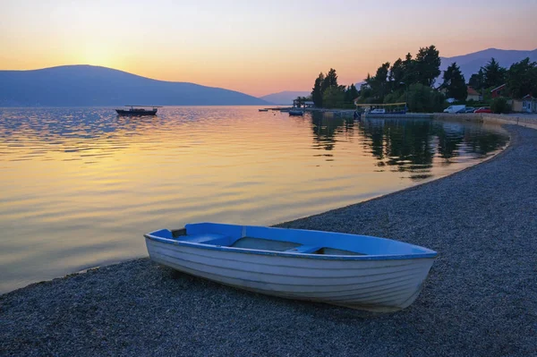 Höstkväll, vackert medelhavslandskap. Montenegro, Adriatiska havet, vy över Kotorbukten nära Tivat City — Stockfoto