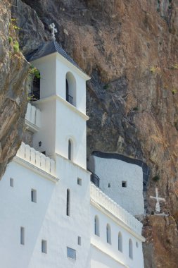 Dini mimari. Ostrog manastırı, neredeyse dikey kaya bulunmaktadır. Karadağ