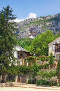 Karadağ. Aşağı Ostrog Manastırı manzarası, dağ yamacında Yukarı Ostrog Manastırı manzarası