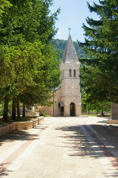 Route vers le temple. Monténégro, monastère d'Ostrog inférieur. Église de Sainte-Trinité — Photo