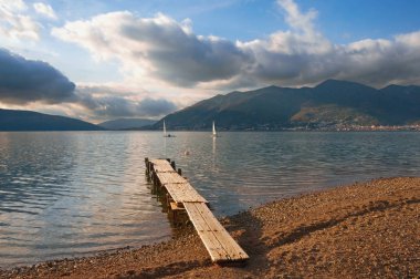 Kış gününde güzel Akdeniz manzarası. Karadağ, Adriyatik Denizi, Tivat yakınlarındaki Kotor Körfezi manzarası