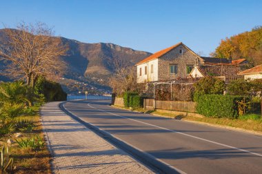Yol keskin dönüş. Kotor Körfezi kıyıları çalışan bir Adriyatik otoyolu (Jadranska magistrala) bakış. Karadağ, Donja Lastva Köyü