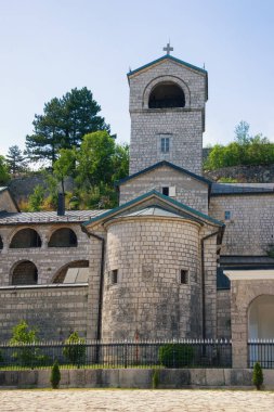 Dini mimari. Karadağ. Antik Cetinje Manastırı 'nın görünümü (Sırp Ortodoks Kilisesi Manastırı )