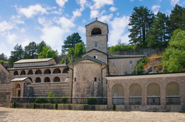 Güneşli yaz gününde eski Cetinje Manastırı (Sırp Ortodoks Kilisesi Manastırı) görünümü. Karadağ