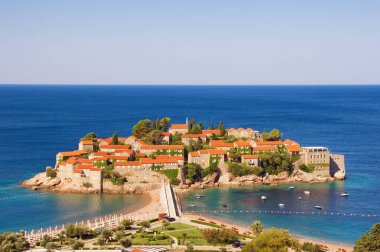 Güneşli bir yaz gününde Karadağ 'ın Adriyatik sahilinde Sveti Stefan Adası 'nın görünümü