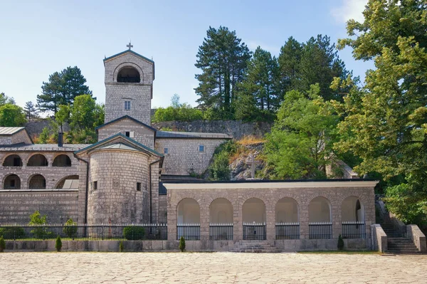 Dini mimari. Karadağ. Antik Cetinje Manastırı 'nın görünümü (Sırp Ortodoks Kilisesi Manastırı ) — Stok fotoğraf
