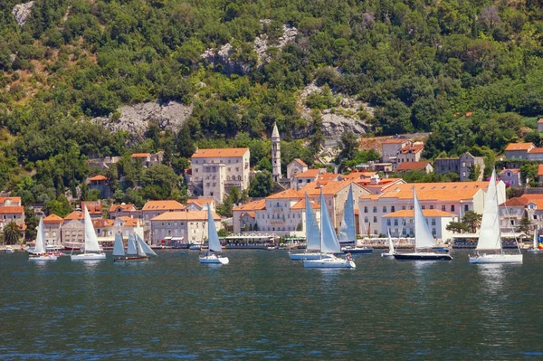Segelbåtar nära den antika staden Perast på soliga sommardagar. Montenegro, Adriatiska havet, Kotorbukten — Stockfoto