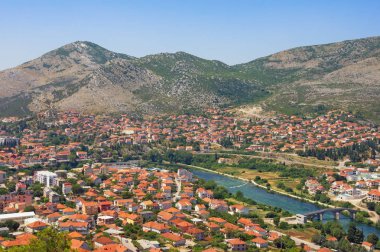Güneşli yaz gününde Trebinje şehir ve Trebisnjica nehir görünümü. Bosna Hersek