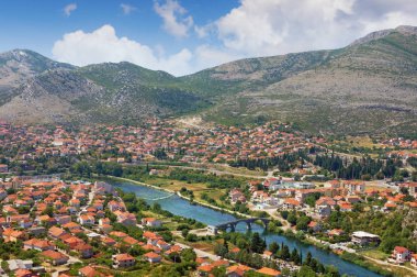 Güneşli yaz gününde Crkvina Hill Trebinje şehir ve Trebisnjica nehir görünümü. Bosna-Hersek, Sırp Cumhuriyeti