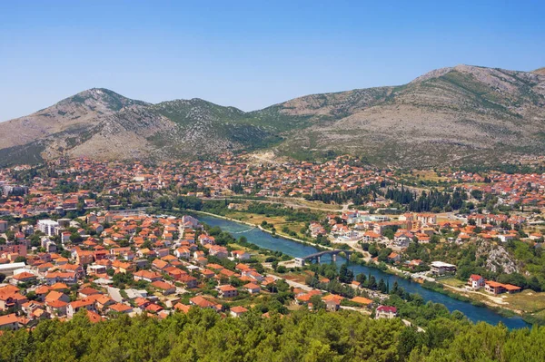 Pohled na město Trebinje a řeku Trebisnjica z kopce Crkvina za slunečného letního dne. Bosna a Hercegovina — Stock fotografie