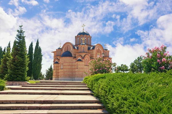 Dini mimari. Hercegovacka Gracanica görünümü - Sırp Ortodoks manastırı - güneşli yaz günü. Trebinje city, Bosna-Hersek