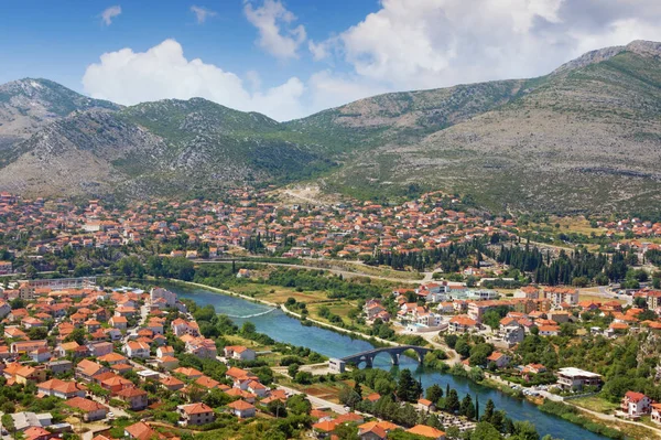 在阳光明媚的夏季，从克克维纳山欣赏特雷比涅市和特雷比斯伊尼亚河。波斯尼亚和黑塞哥维那、斯普斯卡共和国 — 图库照片