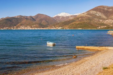 Güneşli kış gününde güzel Akdeniz manzara. Karadağ, Adriyatik Denizi. Tivat şehri yakınlarındaki Kotor Körfezi manzarası ve Orjen'in karla kaplı dağı