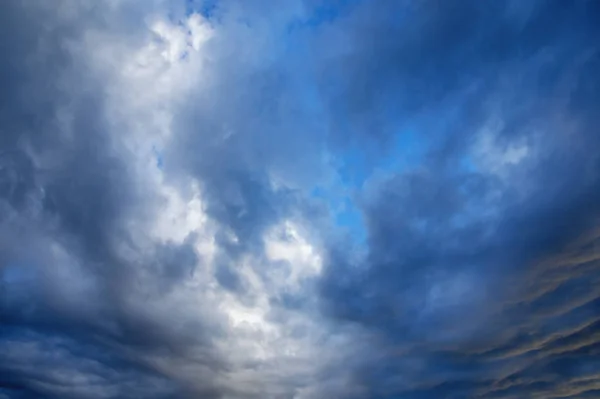 Céu dramático nublado bonito, fundo natural — Fotografia de Stock