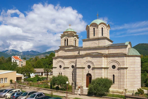 宗教建築セルビア正教会聖サバ教会の建物。ティヴァット市(モンテネグロ) — ストック写真