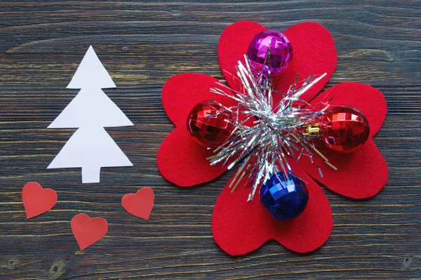 Színes karácsonyi labdák és kézzel készített dekorációk sötét fából készült háttérrel. Lapos feküdt — Stock Fotó