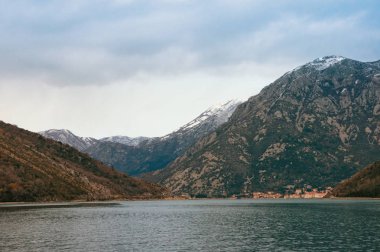 Bulutlu kış gününde Akdeniz manzarası. Karadağ, Adriyatik Denizi, Kotor Körfezi. Verige Boğazı Manzarası