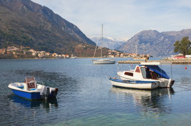 Su balıkçı tekneleri ile güzel kış Akdeniz manzara. Karadağ, Adriyatik Denizi. Kotor şehrine yakın Kotor Körfezi manzarası