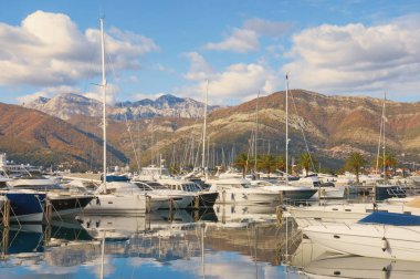 Yat marina Porto Montenegro güneşli sonbahar gününde. Karadağ, Adriyatik Denizi Kotor Körfezi, Tivat şehri