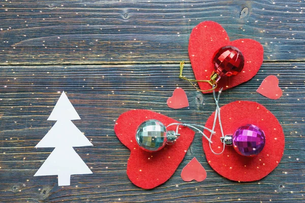 Барвисті різдвяні кульки та прикраси ручної роботи з паперу та фетру на сільському тлі. Плоский простір, вільне місце для тексту — стокове фото