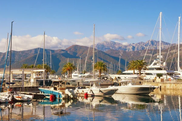 Ηλιόλουστη χειμερινή ημέρα στη μαρίνα σκαφών του Πόρτο Μαυροβούνιο. Μαυροβούνιο, πόλη Τιβάτ, Κόλπος του Κότορ, Αδριατική θάλασσα — Φωτογραφία Αρχείου