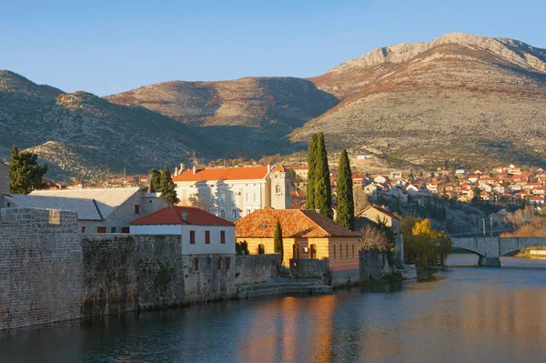 Pohled na řeku Trebisnjica a město Trebinje za slunečného zimního dne. Bosna a Hercegovina, srbská republika — Stock fotografie