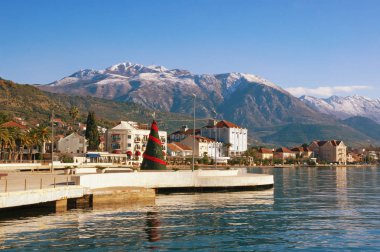 Güneşli kış gününde arka planda Lovcen dağ ile Tivat şehir dolgu. Karadağ, Adriyatik Denizi, Kotor Körfezi 