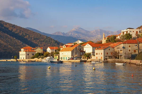 Vackert medelhavslandskap. Montenegro, Adriatiska havet, beskåda av fjärden av Kotor och Lepetane by — Stockfoto