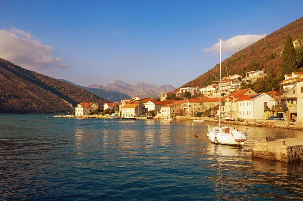 Hermoso paisaje mediterráneo. Montenegro, Mar Adriático, vista de la bahía de Kotor y el pueblo de Lepetane en el soleado día de invierno —  Fotos de Stock