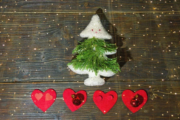 Bolas de Navidad coloridas, árbol de Navidad y decoración hecha a mano sobre fondo rústico oscuro. Puesta plana, espacio libre para el texto — Foto de Stock