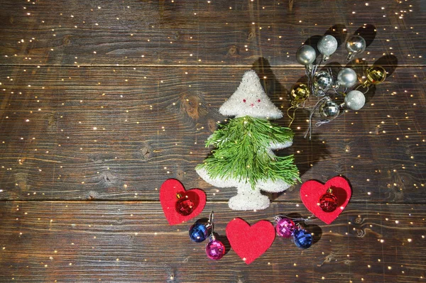 Bolas de Navidad coloridas, árbol de Navidad y decoraciones hechas a mano sobre fondo de madera oscura. Puesta plana, espacio libre para el texto — Foto de Stock