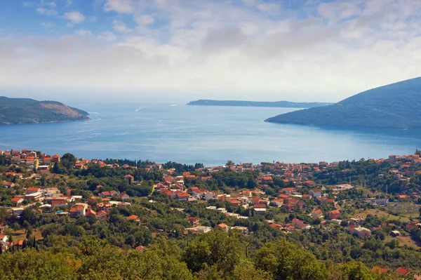 Gyönyörű mediterrán táj a napos nyári napon. Montenegró, kilátás az Adriai-tengerre és a Kotori-öbölre Herceg Novi város közelében — Stock Fotó