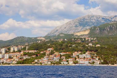 Güzel Akdeniz manzarası. Karadağ, Adriyatik Denizi. Orjen Dağı'nın eteklerinde yer alan Herceg Novi sahil kasabasının görünümü