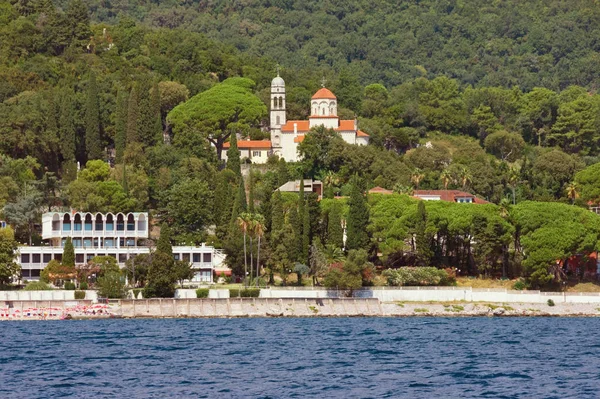 Vista do Mosteiro de Savina (mosteiro ortodoxo sérvio). Cidade de Herceg Novi, Montenegro, Mar Adriático — Fotografia de Stock