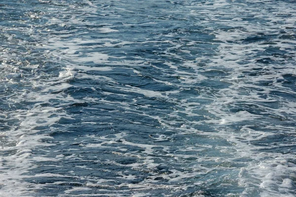 Wzór fali na powierzchni wody za łodzią, tło — Zdjęcie stockowe