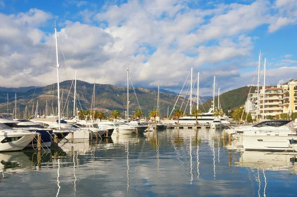 Μαρίνα γιοτ του Πόρτο Μαυροβούνιο το φθινόπωρο. Μαυροβούνιο, Αδριατική θάλασσα, Κόλπος Κότορ, Τιβάτ Σίτι — Φωτογραφία Αρχείου