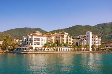 Güneşli bir günde denizden Tivat şehrinin güzel manzarası. Karadağ, Adriyatik Denizi, Kotor Körfezi 