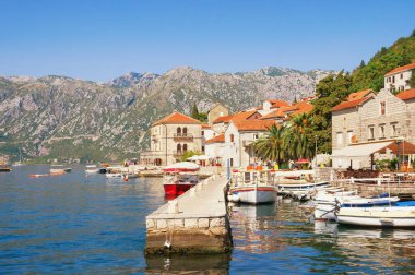 Güzel Akdeniz manzarası. Karadağ, Adriyatik Denizi, Kotor Körfezi. Güneşli sonbahar gününde Perast antik kentinin görünümü