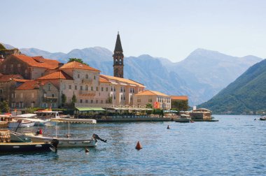 Güzel Akdeniz manzarası. Karadağ, Adriyatik Denizi, Kotor Körfezi. Aziz Nikolaos Kilisesi çan kulesi ile Perast antik kenti görünümü 