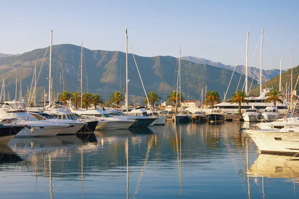 Güneşli sonbahar gününde Porto Montenegro Yat marina. Karadağ, Adriyatik Denizi, Kotor Körfezi, Tivat şehri — Stok fotoğraf