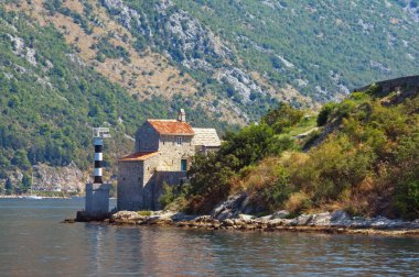 Güzel Akdeniz manzarası. Karadağ, Adriyatik Denizi, Kotor Körfezi. Güneşli bir sonbahar gününde Meleklerin Leydisi Kilisesi 'nin manzarası