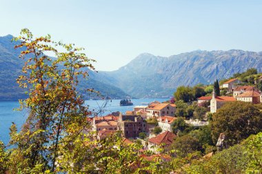 Güzel bir sonbahar Akdeniz manzarası. Karadağ, Adriyatik Denizi, Kotor Körfezi. Perast kasabası ve Saint George Adası manzarası. Seyahat ve turizm kavramı