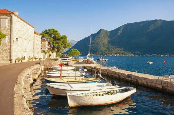 Antik Perast kasabasında güneşli bir sonbahar günü. Karadağ, Adriyatik Denizi, Kotor Körfezi