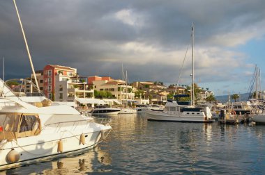 Porto Montenegro yat limanının sonbahar günü manzarası. Karadağ, Adriyatik Denizi, Kotor Körfezi, Tivat kenti