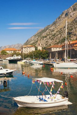 Güneşli bir sonbahar gününde güzel Akdeniz manzarası. Karadağ, Adriyatik Denizi. Kotor Körfezi ve Kotor Eski Kasabası Manzarası