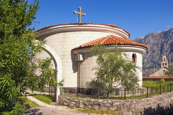 Arquitectura religiosa. Montenegro, ciudad de Prcanj. Vista de la iglesia ortodoxa de San Pedro de Cetinje (Svetog Petra Cetinjskog  ) — Foto de Stock