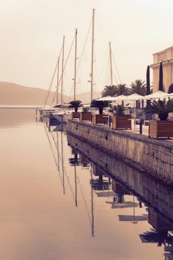 Porto Montenegro yat marinası manzarası. Karadağ, Adriyatik Denizi, Kotor Körfezi, Tivat şehri. Renk tonu