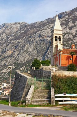 Kış Akdeniz manzarası. Karadağ, Dobrota şehri manzarası. St. Matthew Barok Katolik Kilisesi