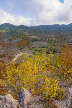 Güzel sonbahar dağ manzarası. Balkanlar, Dinariç Alpleri, Karadağ, Sitnica bölgesi