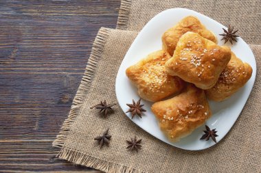 Mantije (manti) - Balkan mutfağının popüler ulusal yemeği. Düz konum, metin için boşluk